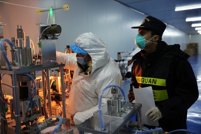 阿拉山口海關助力新疆首家綜保區內口罩生產企業順利投產，暢通貨物進出口通道